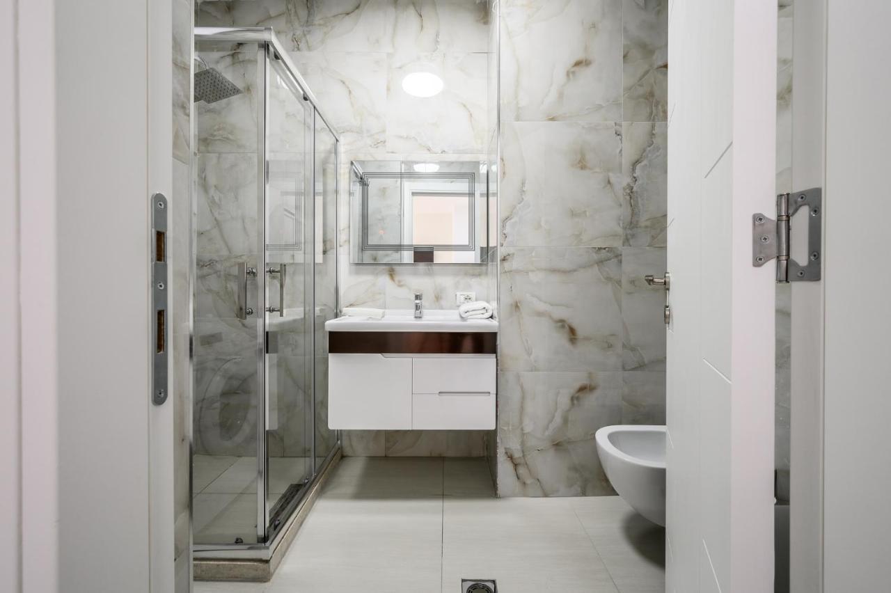 Miku Apartment-Modernly Designed Downtown Тирана Экстерьер фото